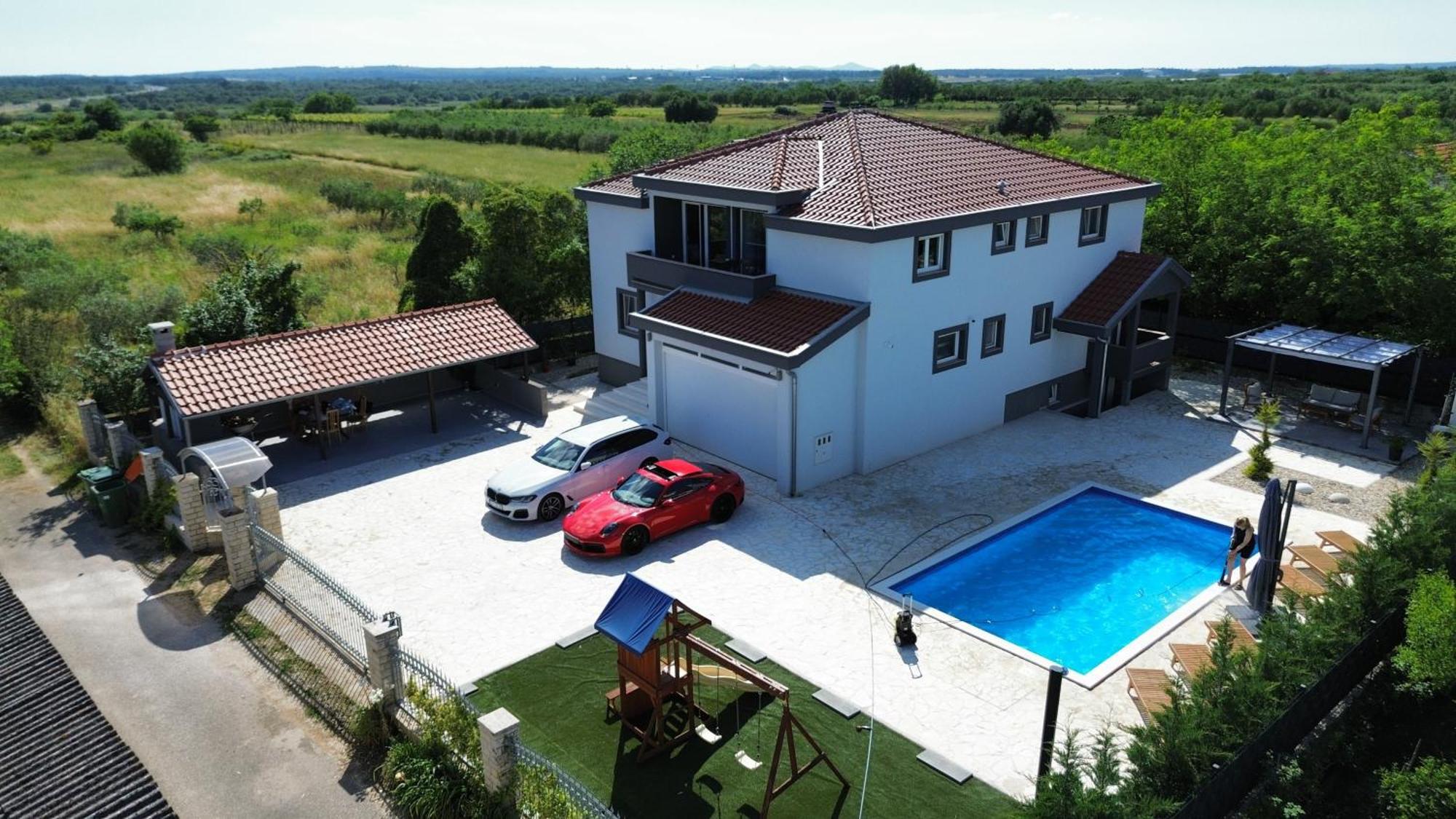 With Pool, Airport Zadar Apartment *